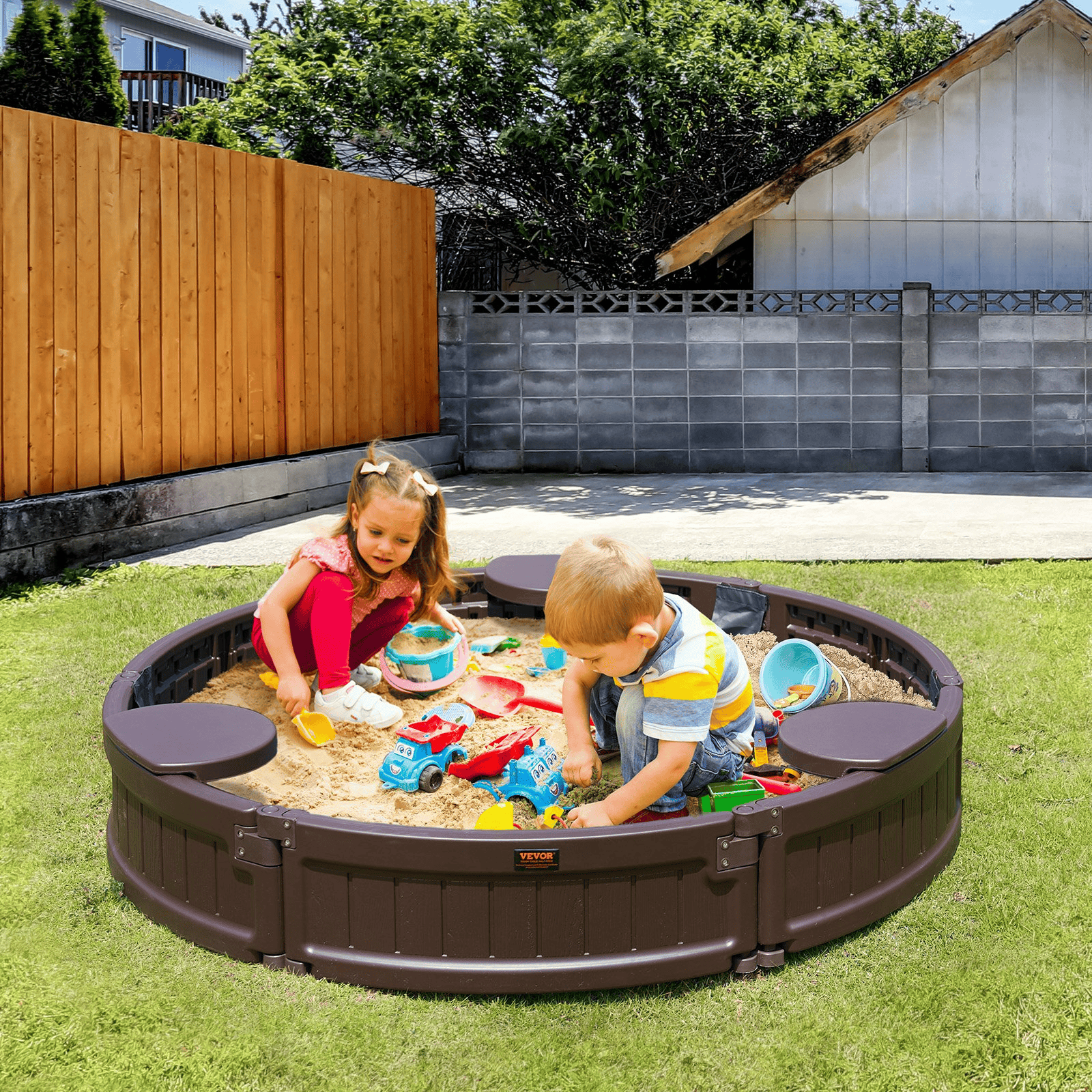 VEVOR Sandbox with Cover, 47.2 x 9.1 in Round Sand Box, HDPE Sand Pit with 3 Corner Seating and Bottom Liner, Kids Sandbox for Outdoor Backyard, Beach, Park, Gift for Boys Girls Ages 3-12, Brown